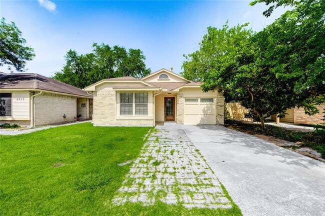 Building Photo - 5207 Beaverhill Dr