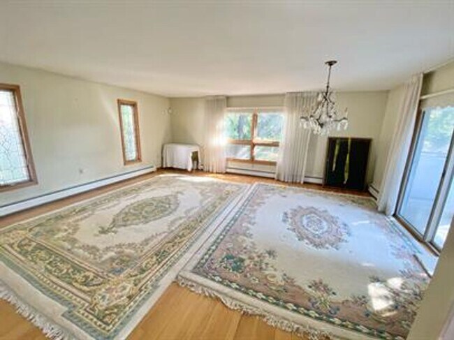Building Photo - 5 Bedroom Home in Essex Junction!
