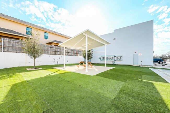 Building Photo - 1011 Emerald Valley Dr