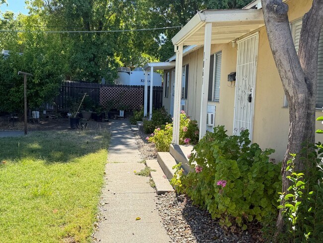 Building Photo - 1061 E Monte Vista Ave