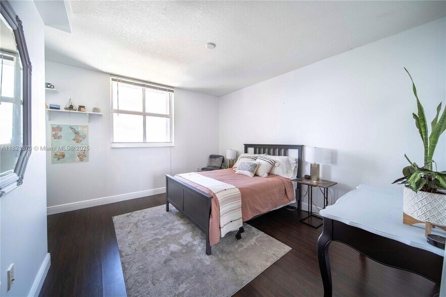 Building Photo - 1250 S Miami Ave