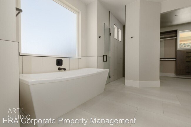 Building Photo - 4 br, 2.5 bath House - E272  385 E. Entrad...