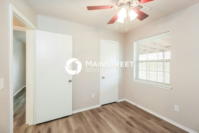 Building Photo - 3 Bedroom Pet-Friendly Home in MOORE, OK with Main Street Renewal