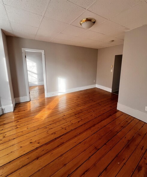 Building Photo - 9 School St