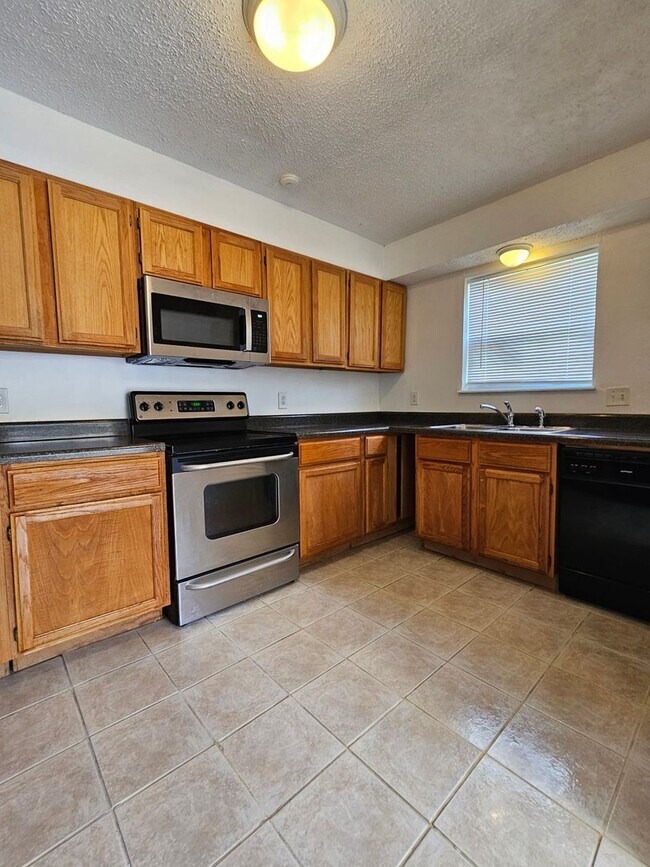 Building Photo - 129 Crystal Bend