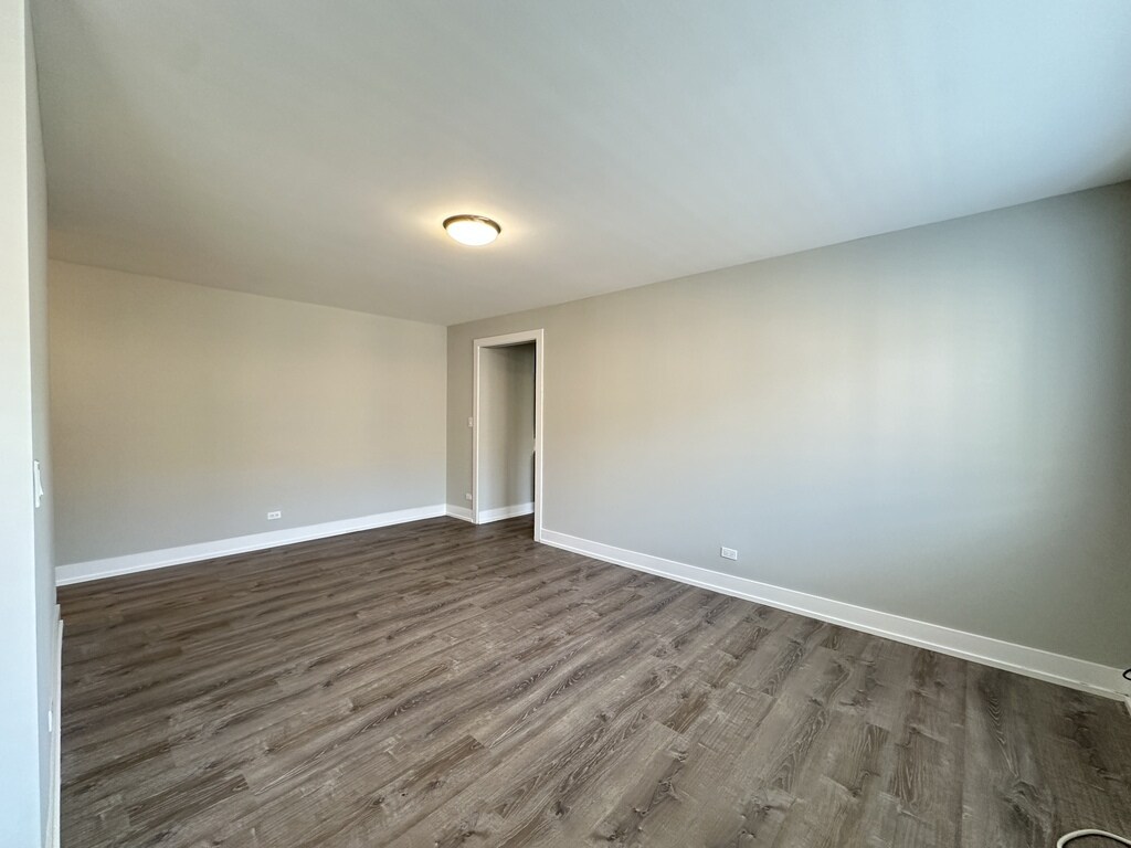 Building Photo - 533 W Surf St