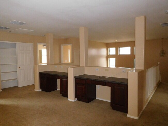 Building Photo - Huge 2700 SFT, Golf-view Community in Villages at Queen Creek!