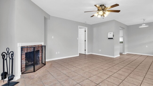 Building Photo - Unfurnished/Annual Rental 1br/ba/1 carport...