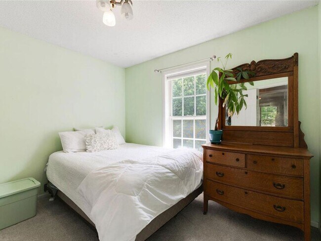 Building Photo - *Short term lease!* Spacious Like-New 2-Story with Office, Fireplace, Sunroom, Gourmet Kitchen & ...