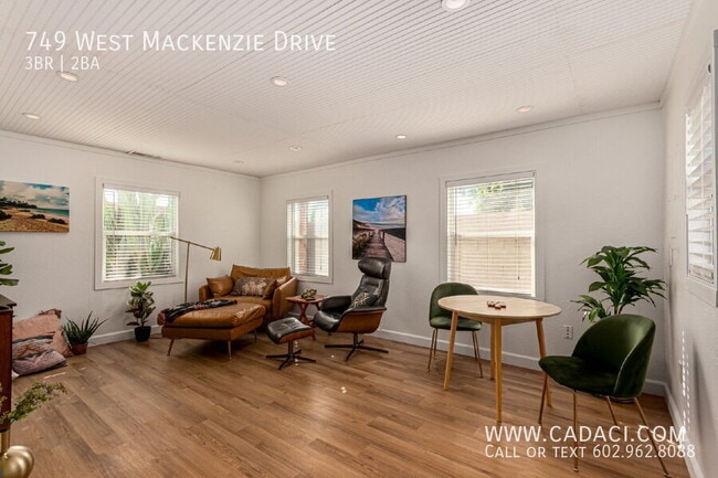 Building Photo - 749 W MacKenzie Dr