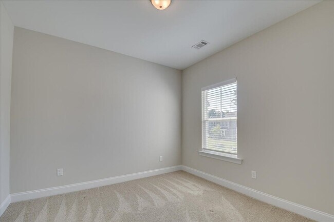 Building Photo - 323 Colonnades Dr