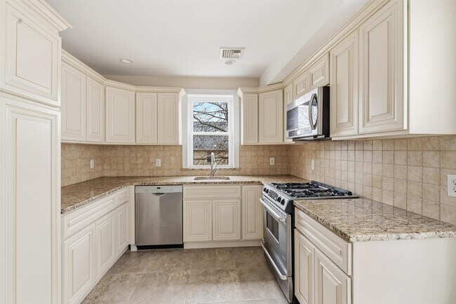 Building Photo - 168 Woodside Ave