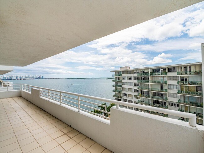 Building Photo - 1402 Brickell Bay Dr
