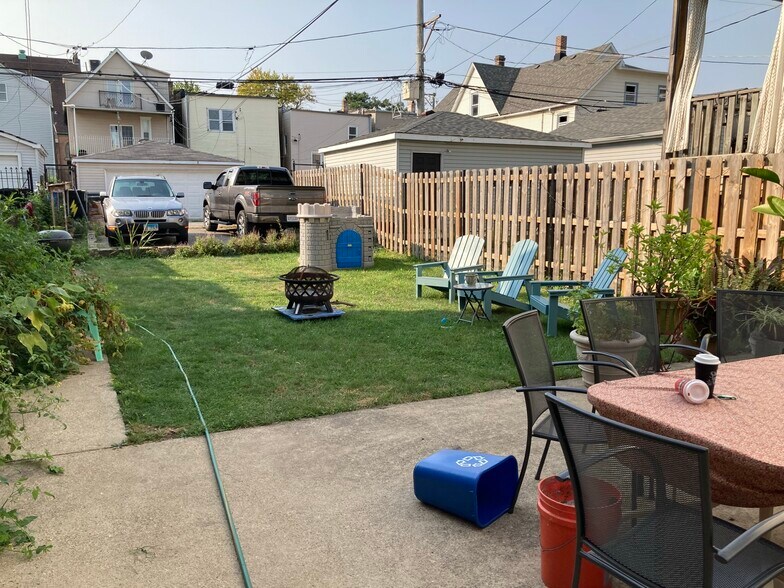 Building Photo - 2909 W Dickens Ave