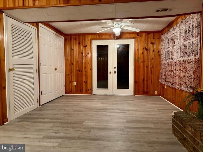 Building Photo - 905 W Poplar Rd