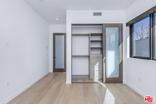 Building Photo - 2019 Barry Ave