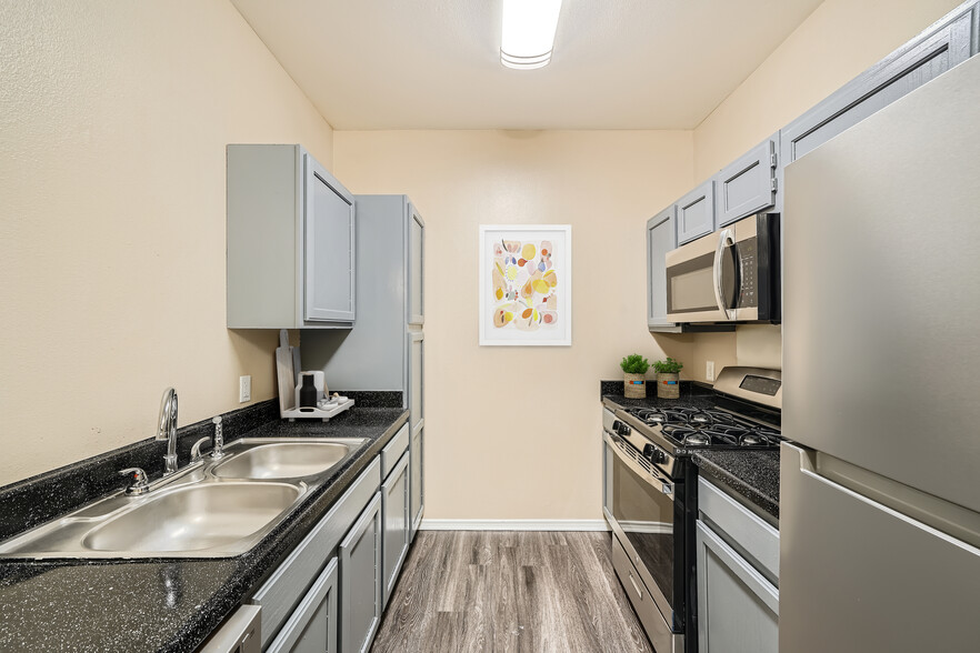Building Photo - Bellwood Apartments