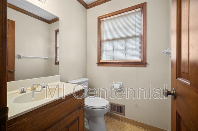 Building Photo - 2645 Wilshire Terrace