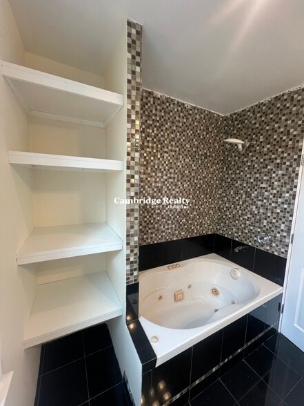 Building Photo - 52 White St