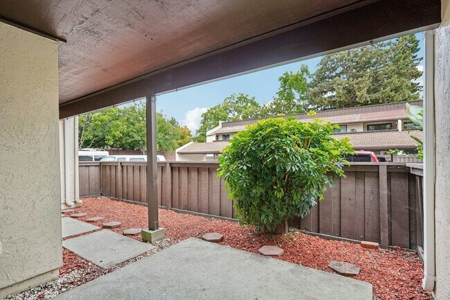 Building Photo - 999 Evelyn Terrace W