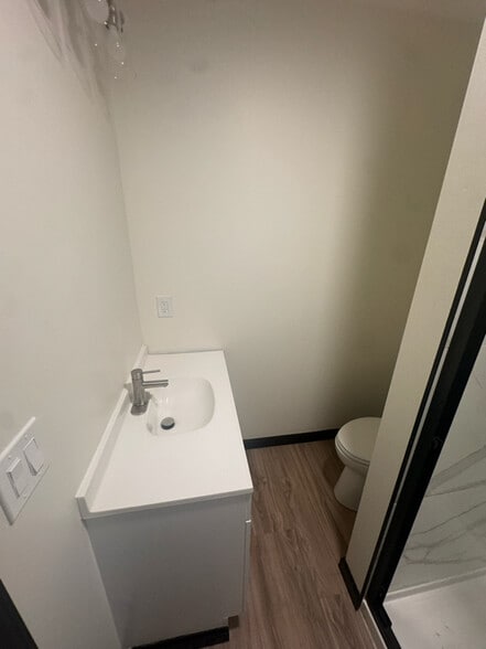 Building Photo - 208 N White River Ave