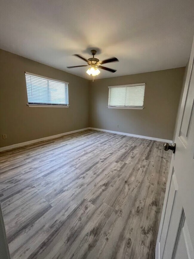 Building Photo - NEW ON MARKET