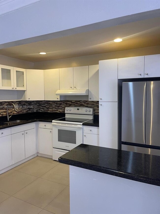 Building Photo - 10367 N Kendall Dr