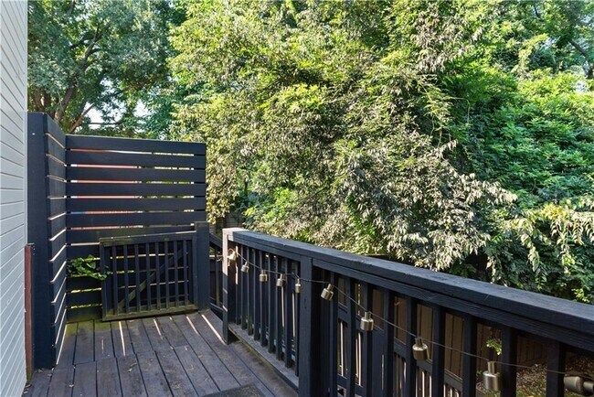 Building Photo - 383 Park Ave SE