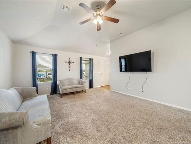 Building Photo - Spacious 3 Bed 2 Bath Home with 2 car gara...
