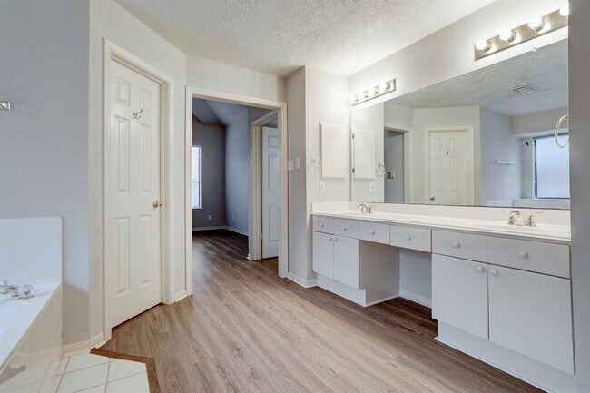 Building Photo - 3126 Pebble Bay Dr