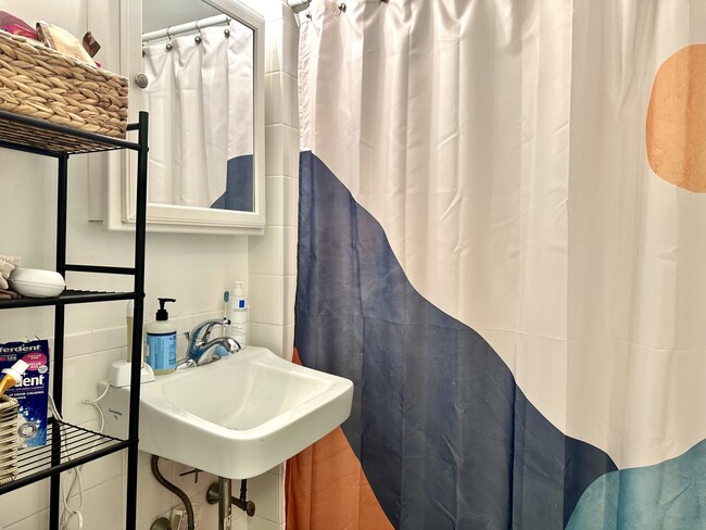 Building Photo - 27 Glenville Ave