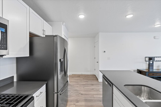 Building Photo - *$500 MOVE-IN SPECIAL* Charming 3-Bedroom ...