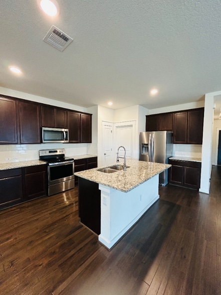 Building Photo - 741 Carol Dr