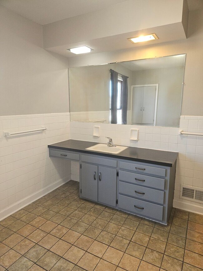 Building Photo - 1-603 1/2 N Superior Ave