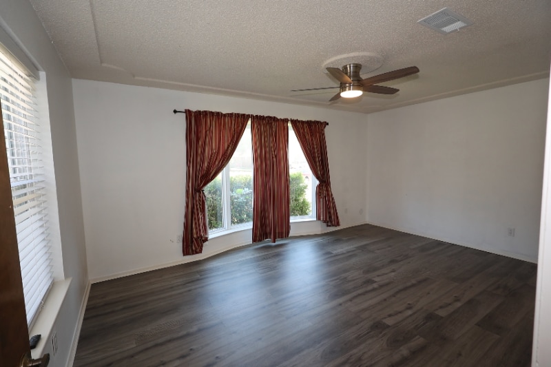 Building Photo - 412 Live Oak Dr