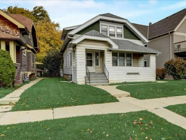 Building Photo - 3640 E Cudahy Ave