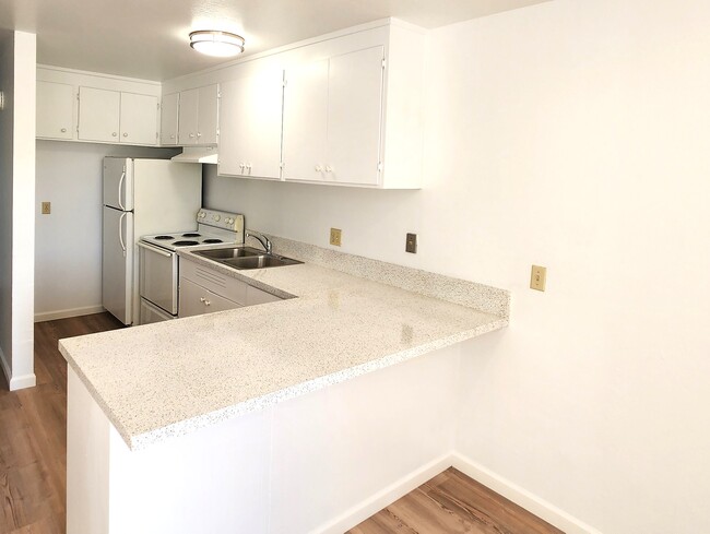 Building Photo - 4051 Park Center Ln