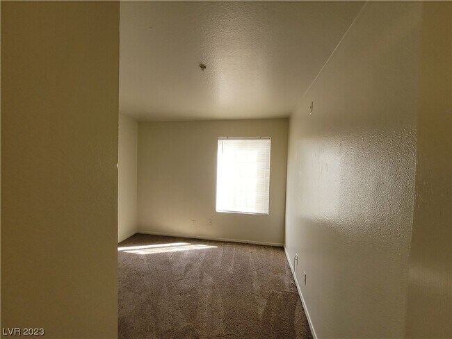 Building Photo - 2121 Blue Breeze Dr
