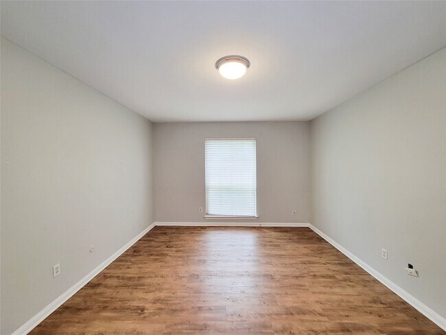 Building Photo - 13406 Glen Erica Dr