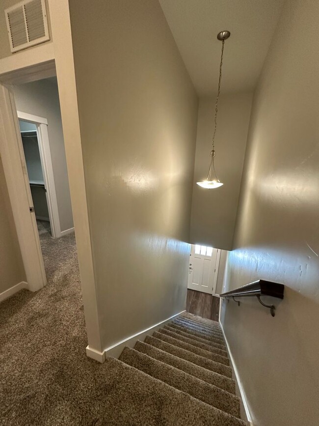 Building Photo - Modern Townhome Near Eagle Greenbelt..3-be...