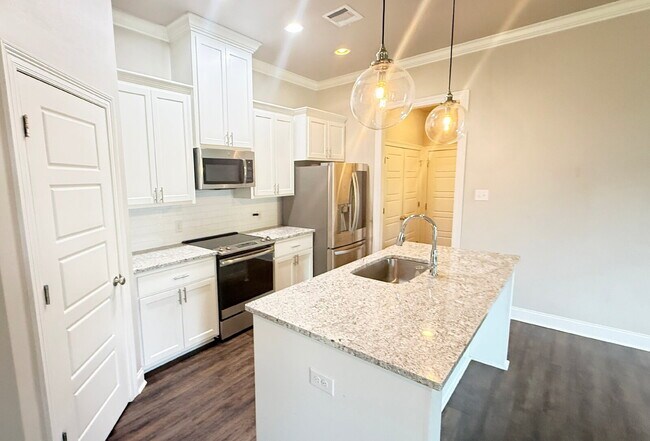 Building Photo - "Charming 3-Bed Townhouse Retreat with 2.5...