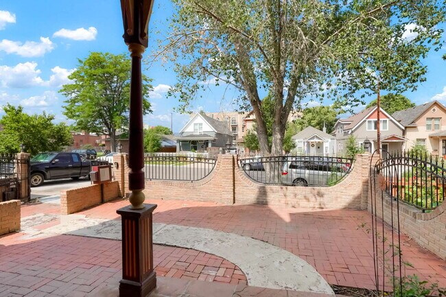 Building Photo - Historic 2 Bed / 1 Bath Townhome near Down...