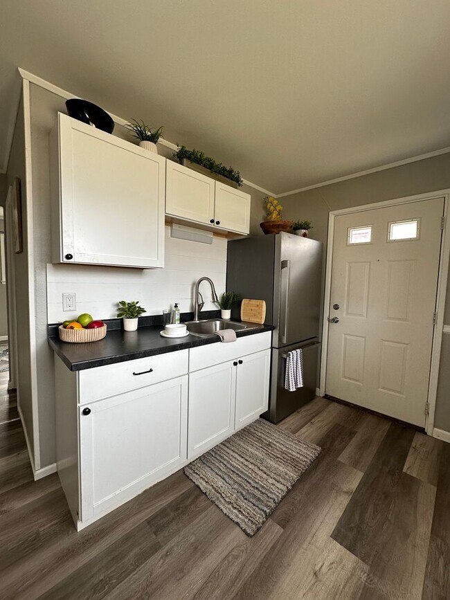 Building Photo - Spacious 2 bed, 1 bath home for rent in NE Waterloo available IMMEDIATELY .