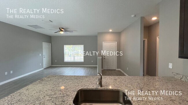 Building Photo - 850 Peyton Ave