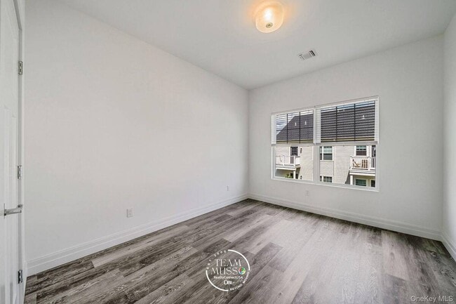 Building Photo - 725 Eastview Dr