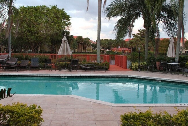 Building Photo - 2-Bed, 2-Bath Corner unit, Best location!
