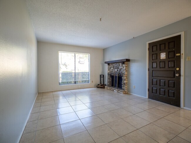 Building Photo - 1209 Hi Stirrup