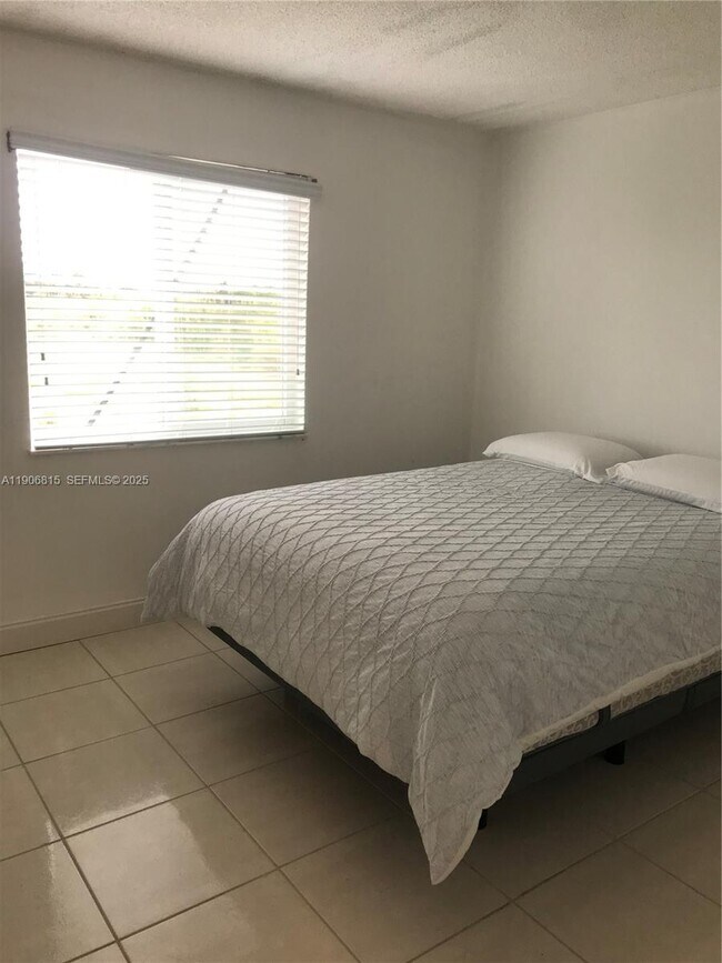 Building Photo - 14830 Naranja Lakes Blvd