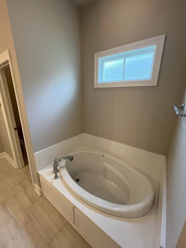 Building Photo - Beautiful 4-Bedroom Home in The Magnificen...
