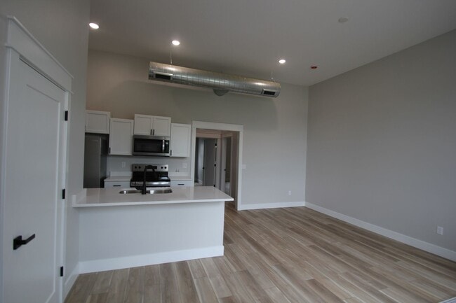 Building Photo - Historic Panora Apartments Fully Remodeled